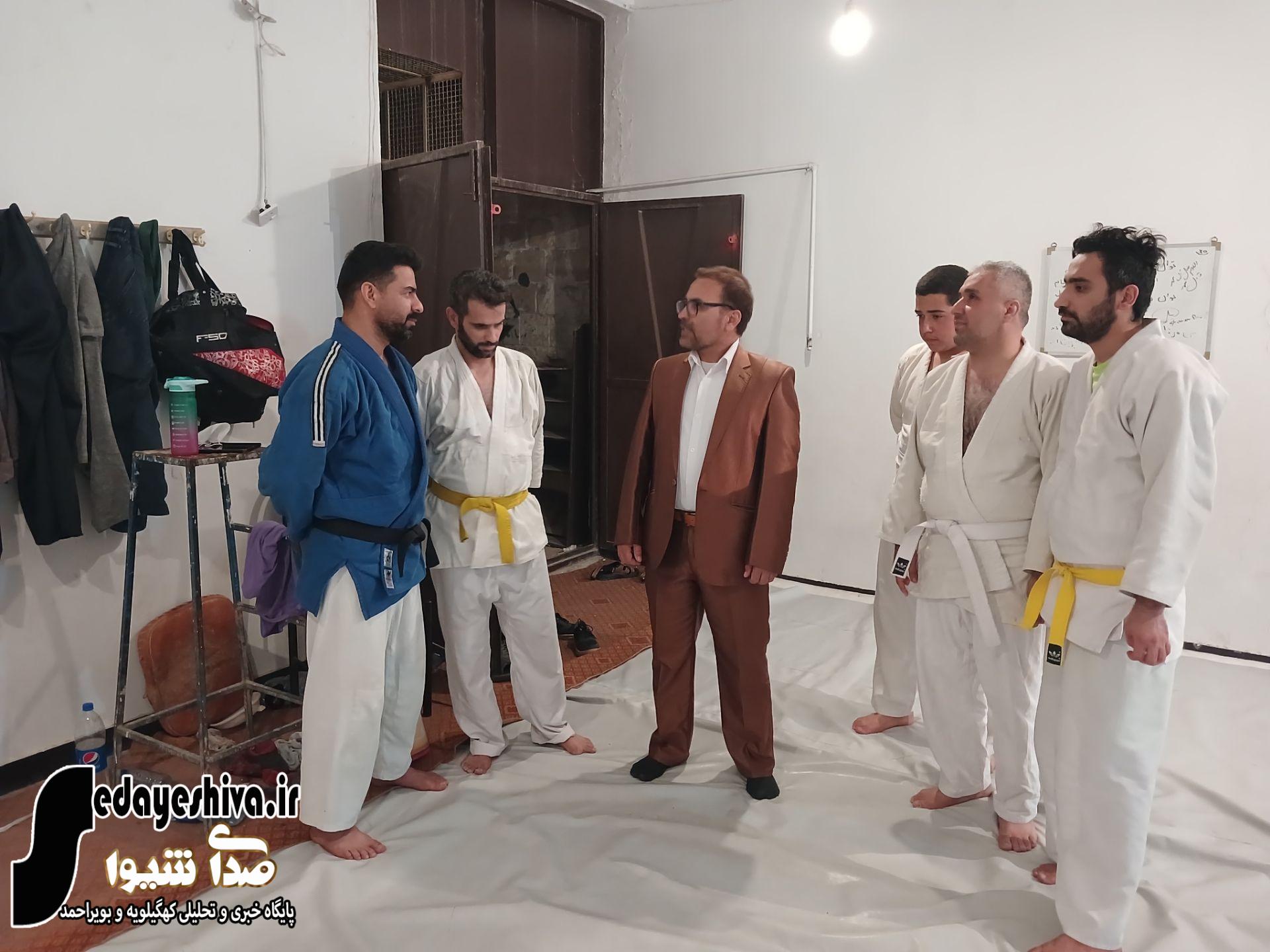 سرپرست اداره ورزش و جوانان با توجه به در پیش بودن روز جهانی نابینایان به دیدار این قشر رفت و از نزدیک مشکلات آنان را بررسی کرد.