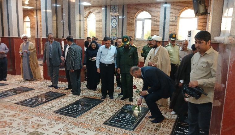 آغاز هفته دولت در گچساران با تجدید میثاق مسئولان با شهدا آغاز هفته دولت در گچساران با تجدید میثاق مسئولان با شهدا